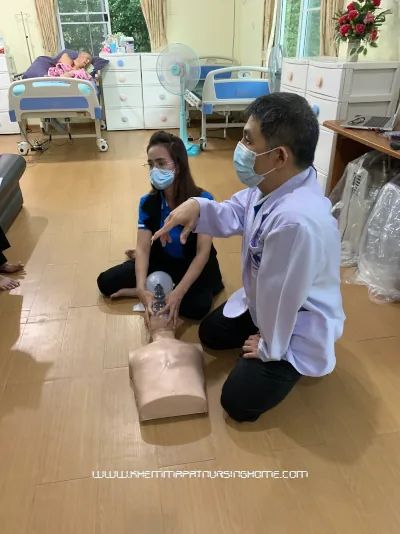ภาพการฝึกอบรม CPR เขมภัช เนอร์สซิ่งโฮม นนทบุรี