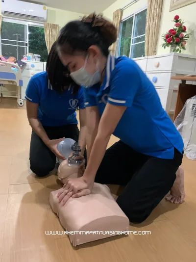 ภาพการฝึกอบรม CPR เขมภัช เนอร์สซิ่งโฮม นนทบุรี